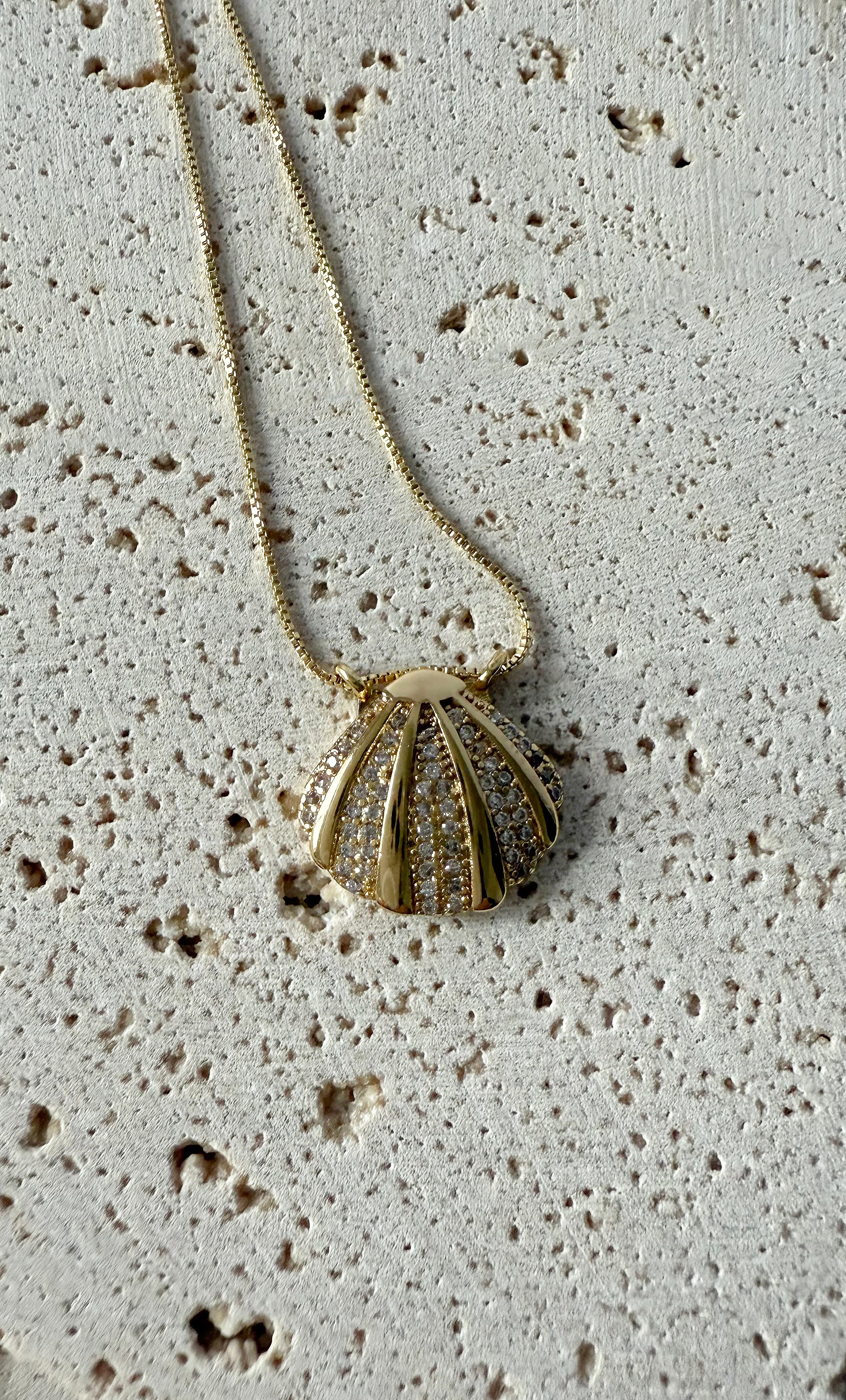 Fine Clam Shell Pendant Necklace 16K Gold Fill | Tunik