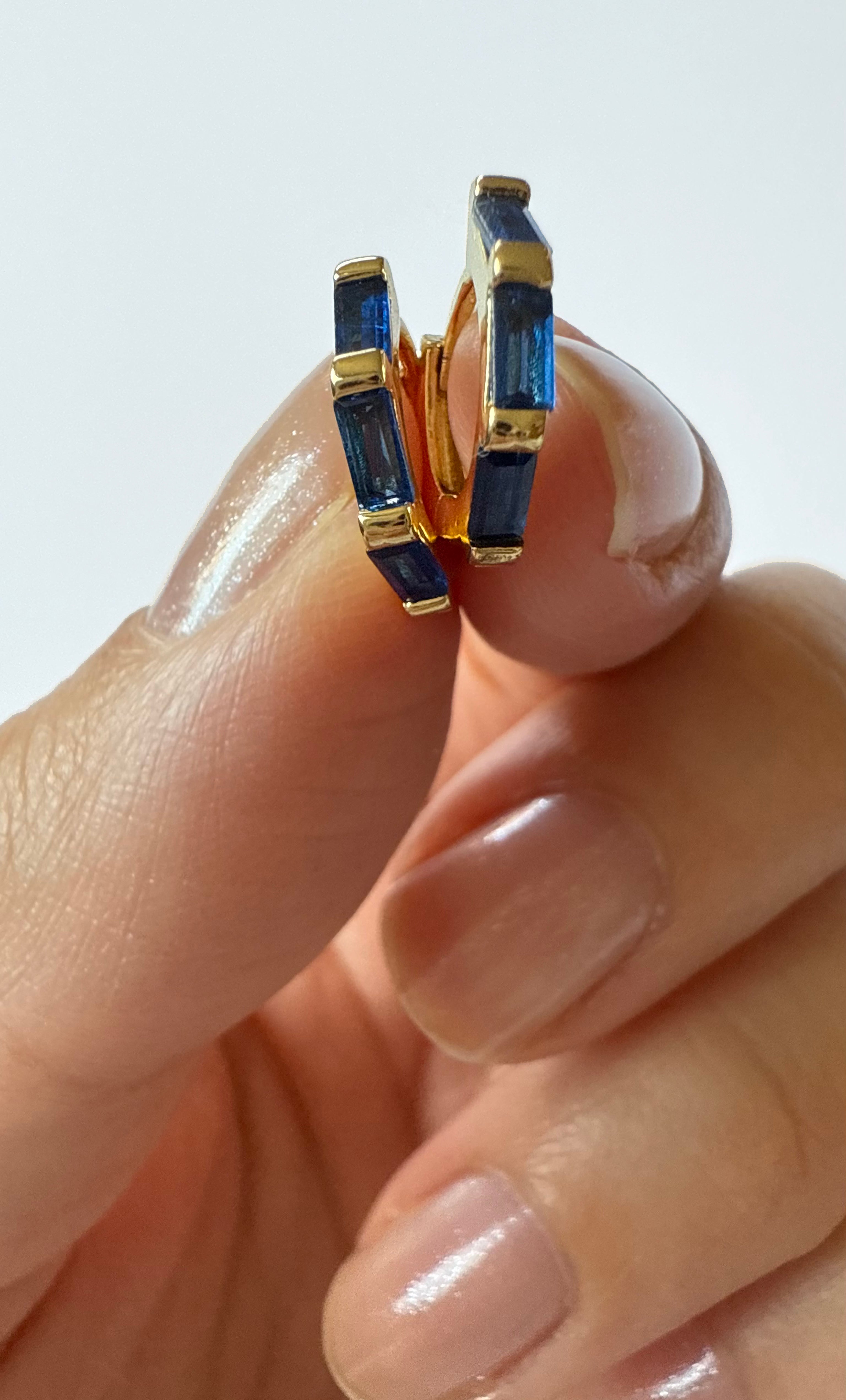 The Tunik 3 Stone Baguette Huggie Earrings - Sapphire