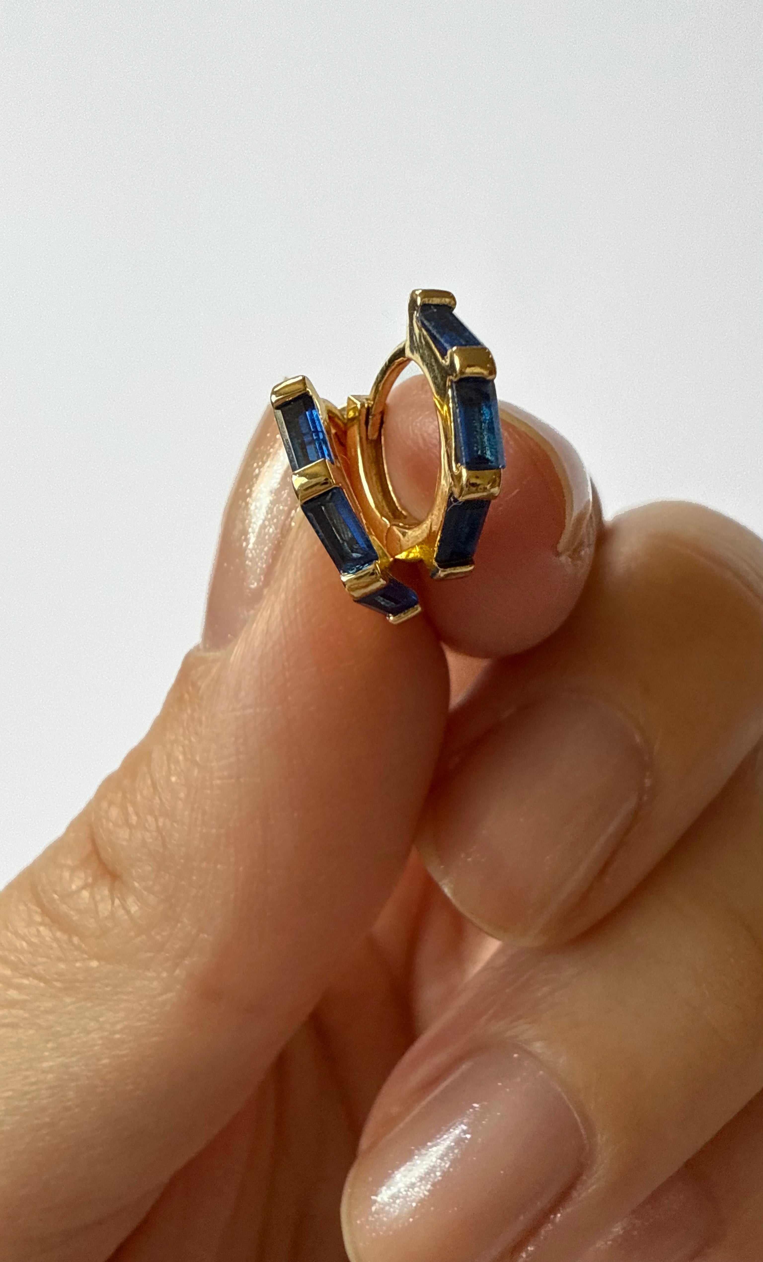 The Tunik 3 Stone Baguette Huggie Earrings - Sapphire