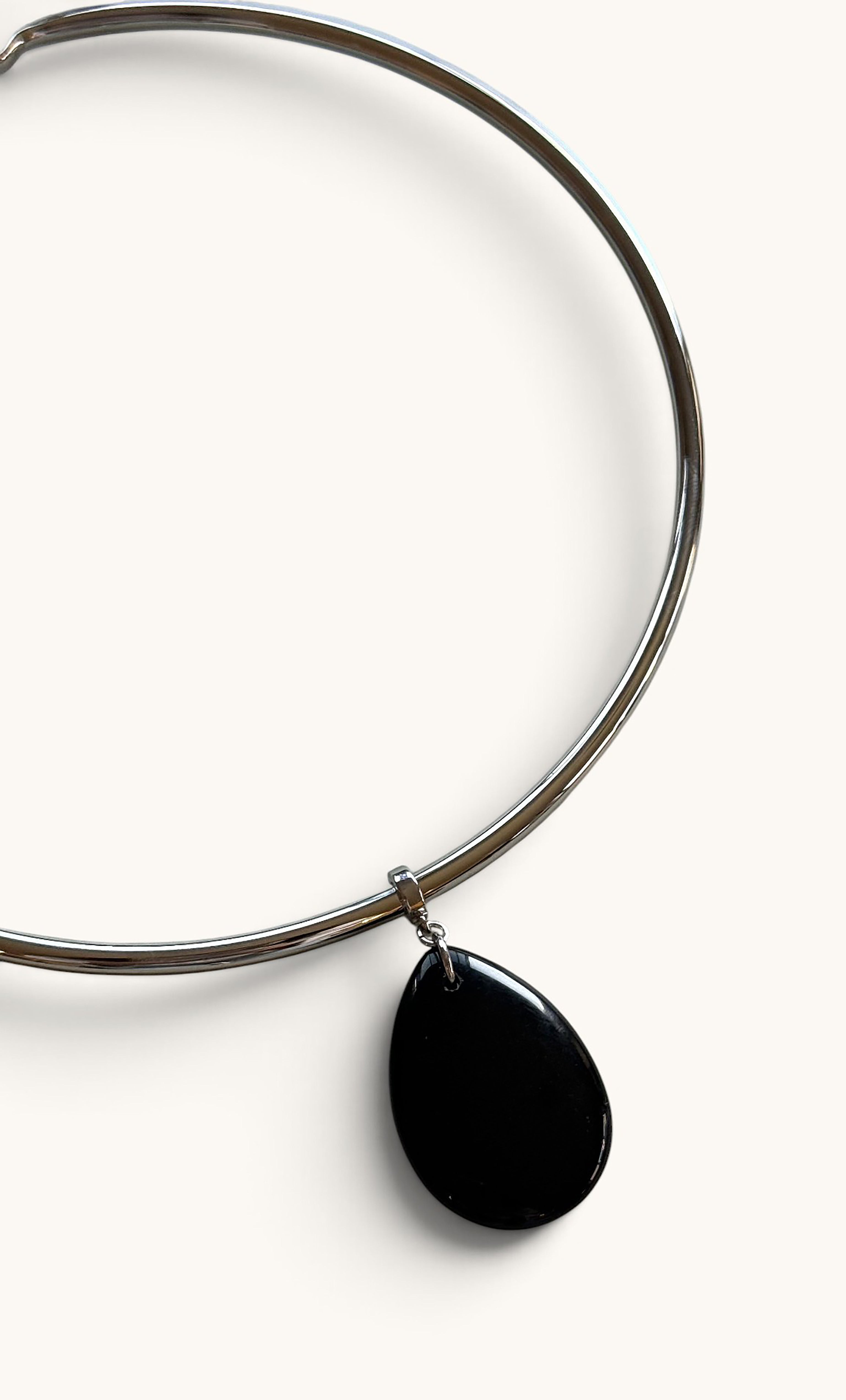 Silver collar necklace with a smooth black agate stone drop pendant by Tunik.