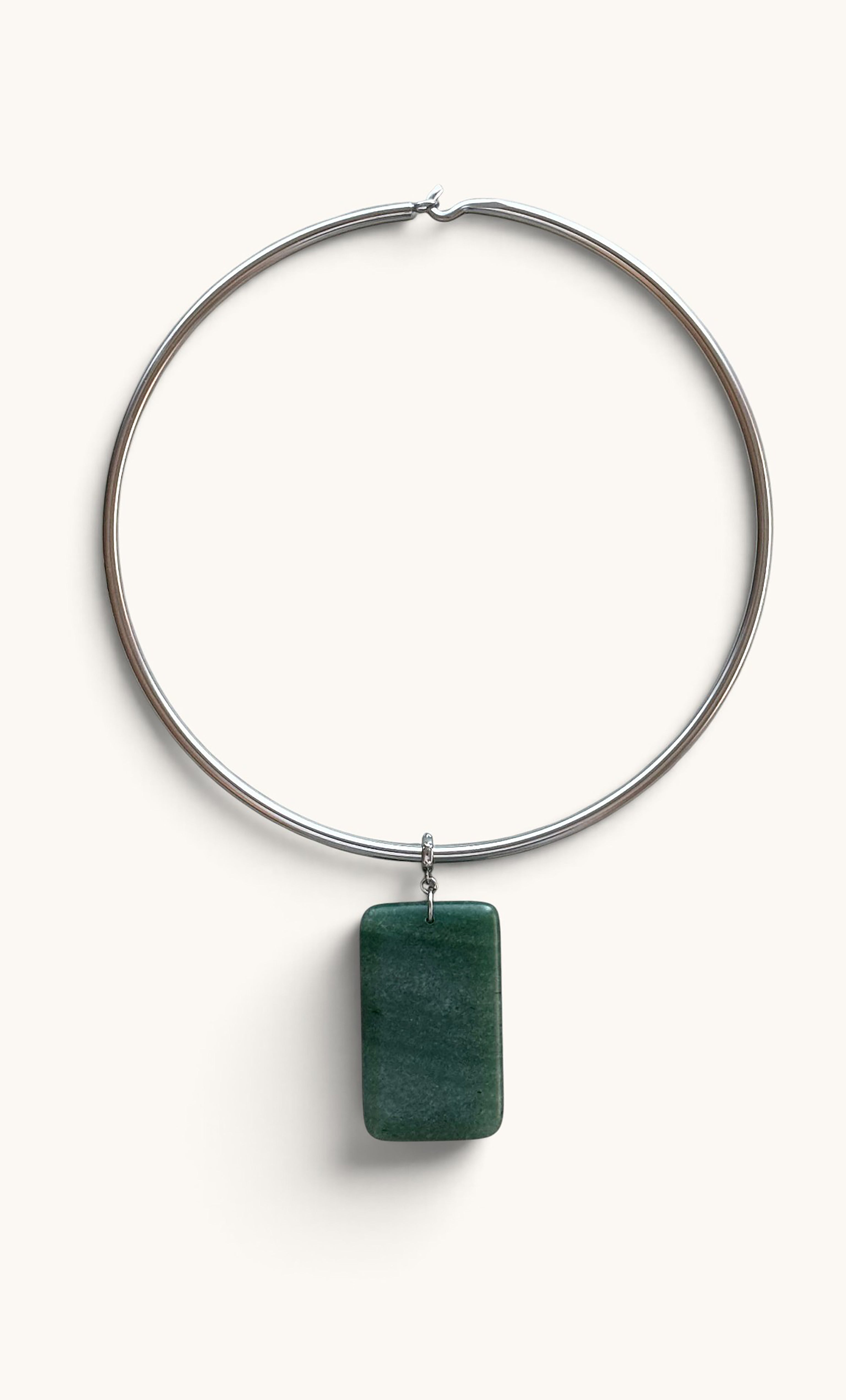 Silver collar necklace with rectangular green aventurine pendant from Tunik.